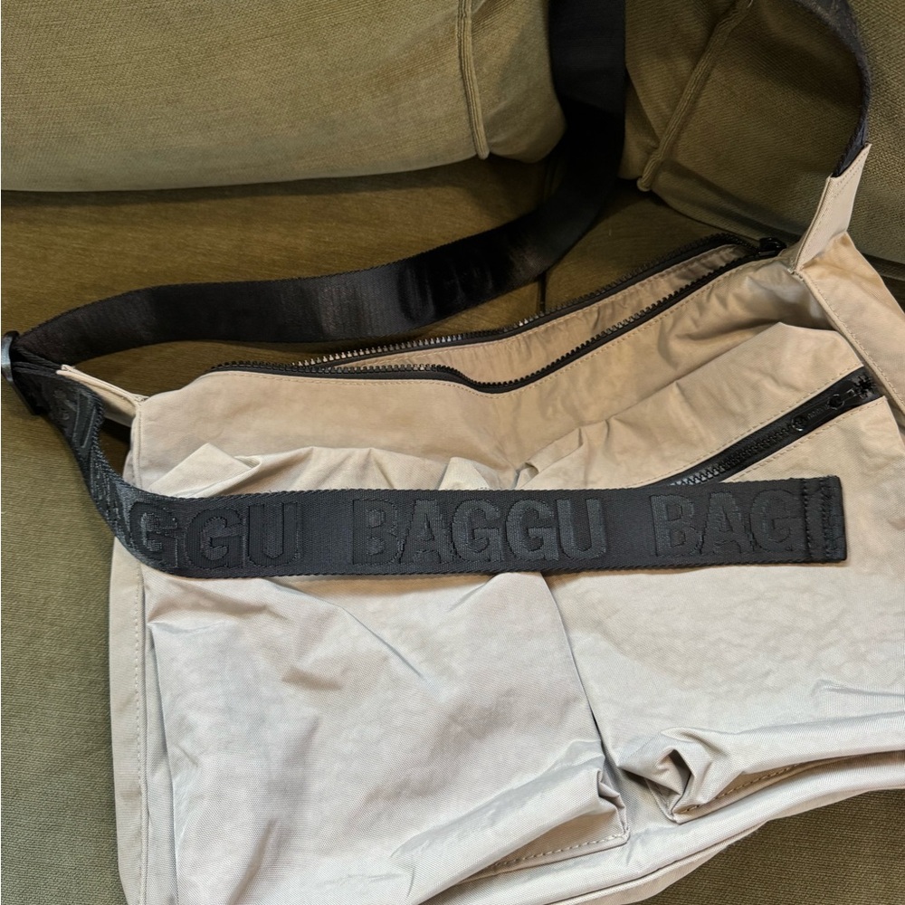 BAGGU Tan Messenger Bag with Black Accents - Picture 4 of 8